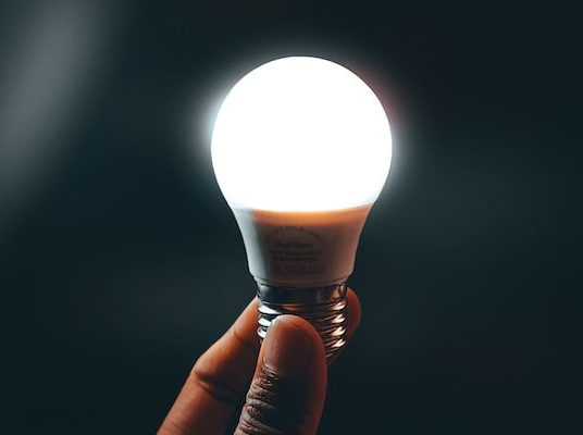 hand holding a lightbulb